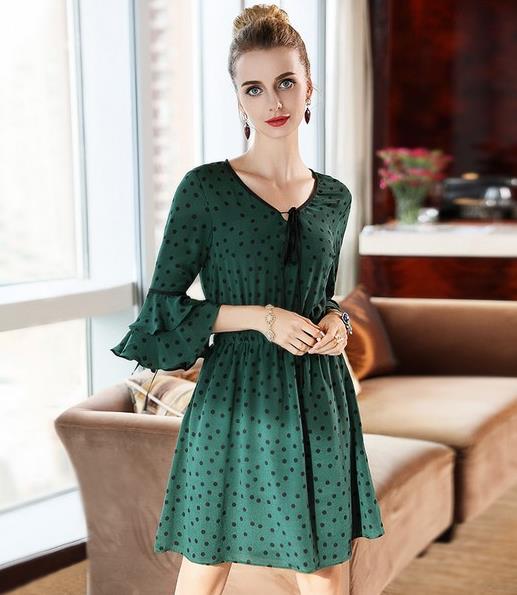 牛仔裤搭配翻领撞色长袖衫：长袖衫早秋必备（图）