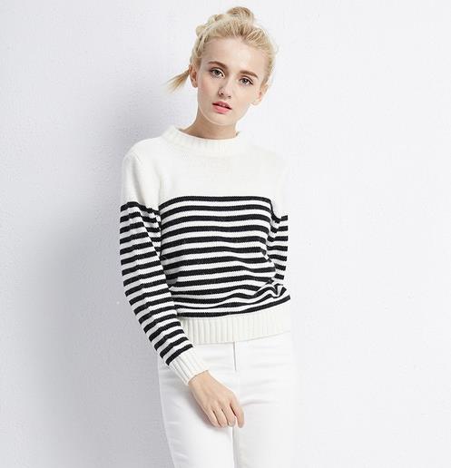 牛仔裤搭配黑白条纹针织毛衫：显瘦且显高（图）