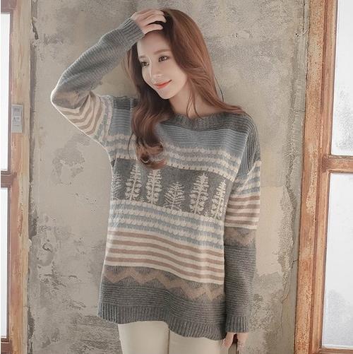 牛仔裤搭配黑白条纹针织毛衫：显瘦且显高（图）