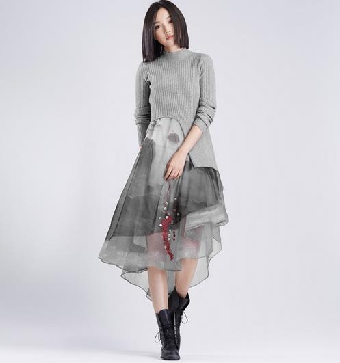 手拿包搭配镂空收腰连衣裙：打造都市丽人风采