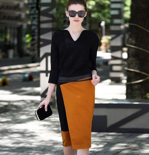 手拿包搭配镂空收腰连衣裙：打造都市丽人风采