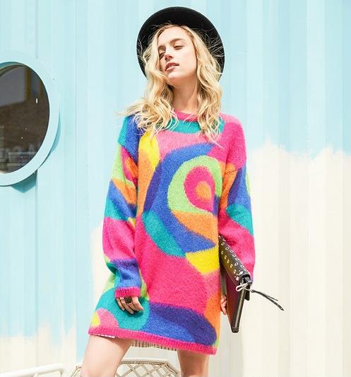 手拿包搭配镂空收腰连衣裙：打造都市丽人风采