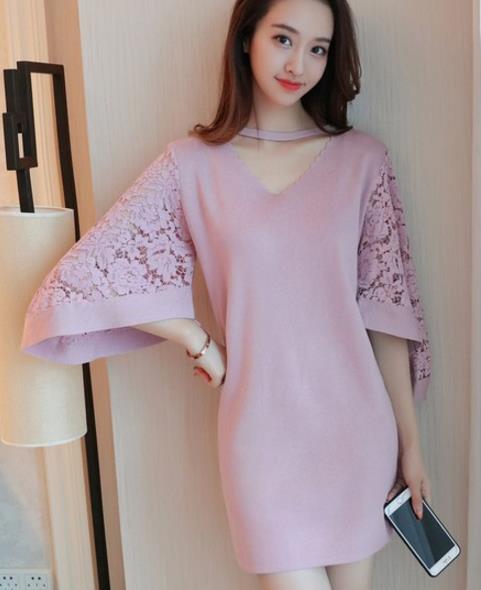 手拿包搭配镂空收腰连衣裙：打造都市丽人风采