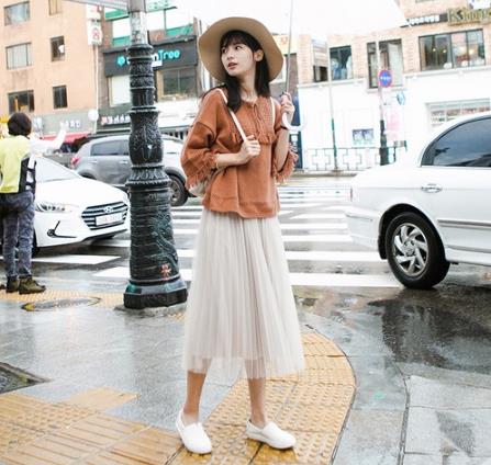 不规则流苏外套的多种搭配：秋天外套必备（图）