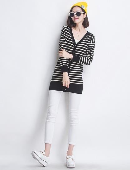 皮裙搭配糖果色针织棒球服：彰显女性柔美性情