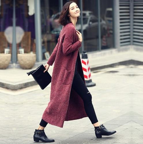 皮裙搭配糖果色针织棒球服：彰显女性柔美性情