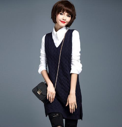 皮裙搭配糖果色针织棒球服：彰显女性柔美性情