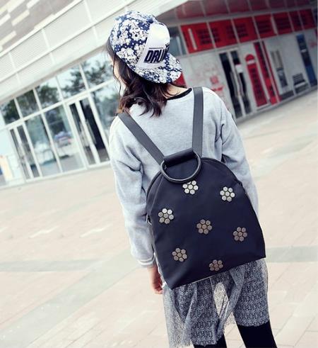 牛津布防水双肩背包搭配：打造秋日潮流新时尚