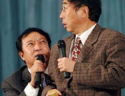 条纹口袋翻领衬衫搭配:5款营造出温文干练的气场 条纹口袋翻领衬衫搭配:5款营造出温文干练的气场