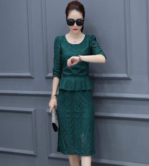 手拿包搭配菱格子镂空套装：彰显女性知性优雅范