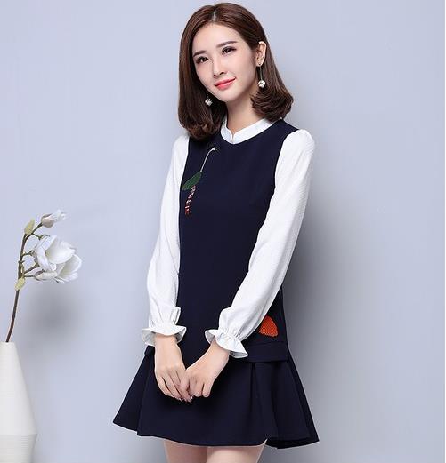 尖头高跟鞋搭配纯色蕾丝连衣裙：性感妖娆女神范