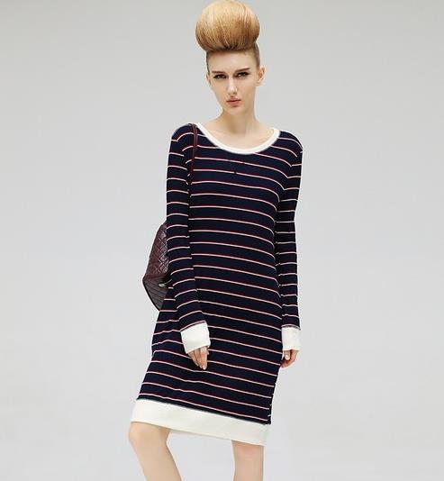 尖头高跟鞋搭配纯色蕾丝连衣裙：性感妖娆女神范