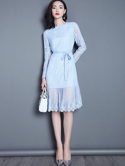 尖头高跟鞋搭配纯色蕾丝连衣裙：性感妖娆女神范