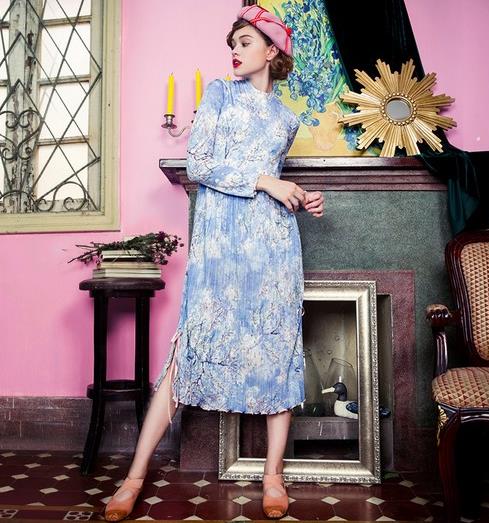 尖头高跟鞋搭配纯色蕾丝连衣裙：性感妖娆女神范