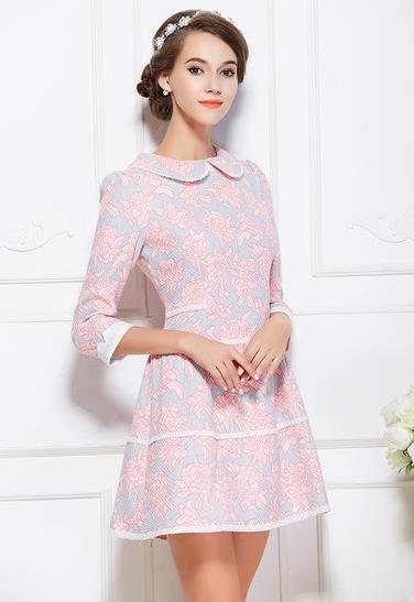 娃娃领蕾丝衬衫搭配包臀裙：打造秋日性感万人迷