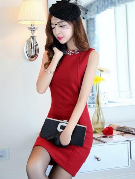 手提包搭配印花翻领连衣裙：打造秋日温暖小清新