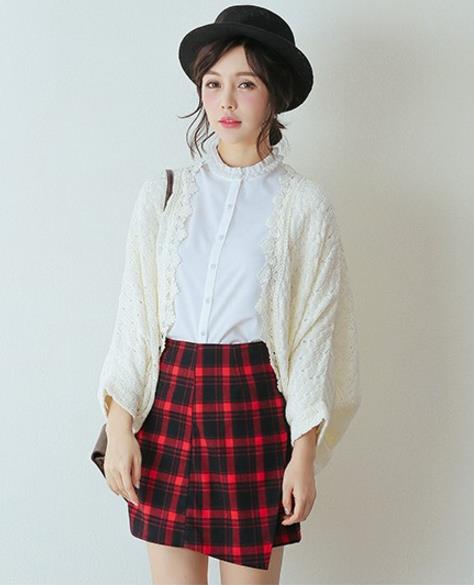 格子裙搭配蝙蝠袖针织镂空披风:仙气十足甜美风 格子裙搭配蝙蝠袖针织镂空披风:仙气十足甜美风