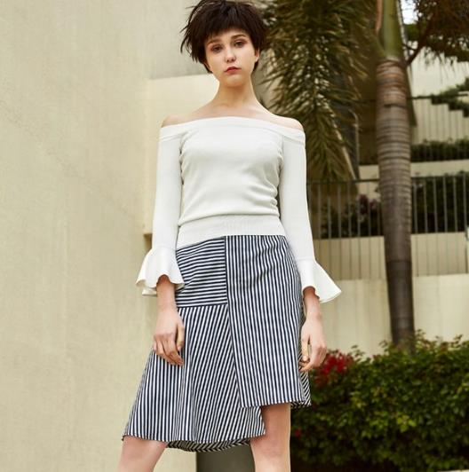 手拿包搭配不规则翻领套装:知性干练的职场风格 手拿包搭配不规则翻领套装:知性干练的职场风格