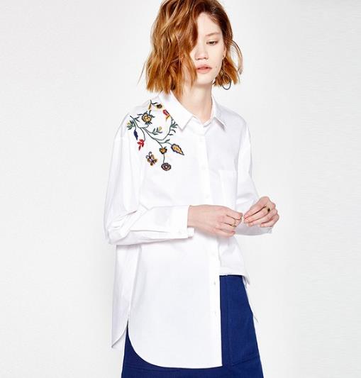 牛仔裤搭配中长款刺绣衬衫:尽情演绎惬意秋日 牛仔裤搭配中长款刺绣衬衫:尽情演绎惬意秋日