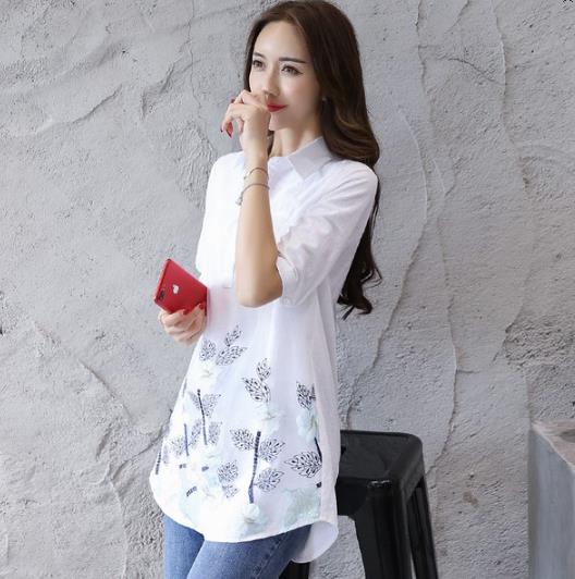 牛仔裤搭配中长款刺绣衬衫:尽情演绎惬意秋日 牛仔裤搭配中长款刺绣衬衫:尽情演绎惬意秋日