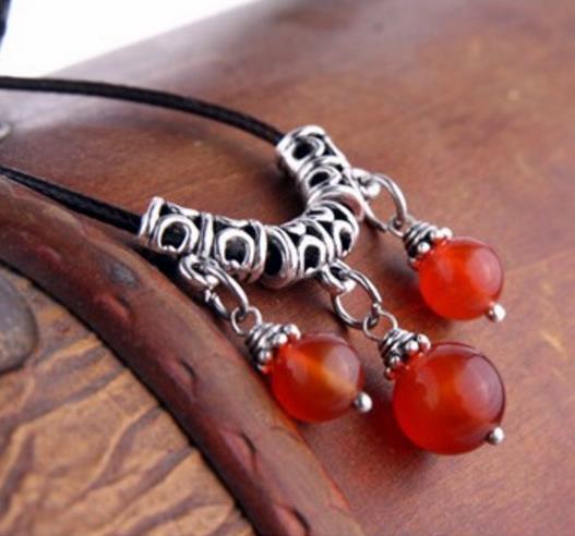 短款水晶毛衣链搭配：实用百搭毛衣链推荐（图）