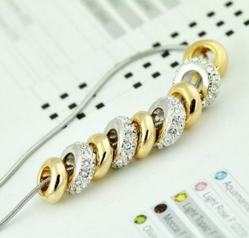 短款水晶毛衣链搭配：实用百搭毛衣链推荐（图）