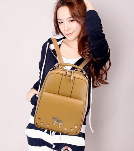 牛皮背包的多种搭配：5款搭出甜美学院风（图）