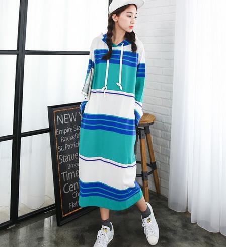 板鞋搭配条纹连帽卫衣裙：秋日时髦休闲范（图）
