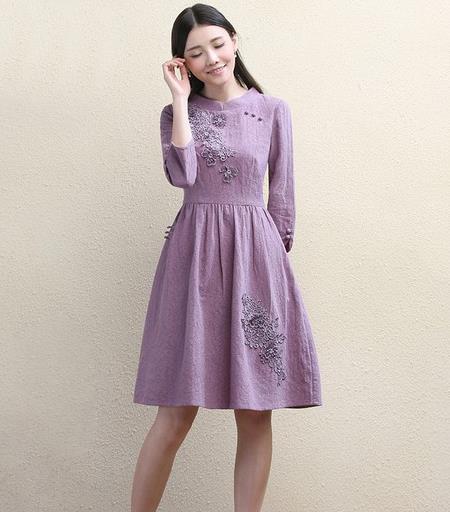 白衬衫搭配刺绣V领背心裙：凸显女性优雅端庄美