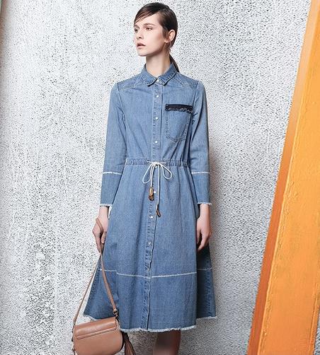 白衬衫搭配刺绣V领背心裙：凸显女性优雅端庄美