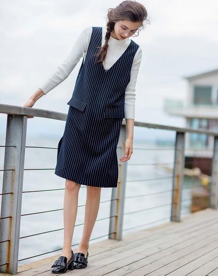 秋款中长款撞色针织马甲搭配：5款搭出时髦范儿