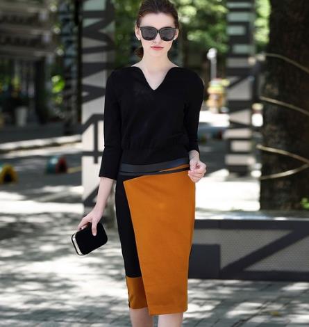 手拿包搭配V领不规则连衣裙:知性优雅职场范儿 手拿包搭配V领不规则连衣裙:知性优雅职场范儿