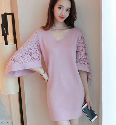 手拿包搭配V领不规则连衣裙：知性优雅职场范儿