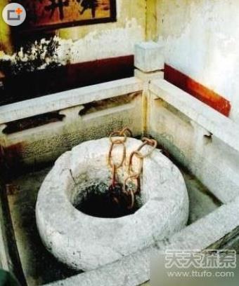 牛仔裤搭配提花圆领针织开衫:青春减龄学院风 牛仔裤搭配提花圆领针织开衫:青春减龄学院风