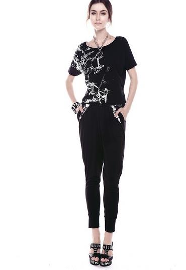 高跟凉鞋搭配桑蚕丝九分哈伦裤：演绎女性成熟美