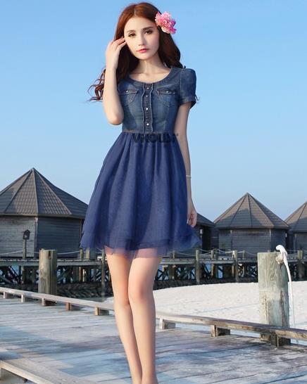 单肩包搭配印花条纹衬衫裙：打造秋日率性甜美风