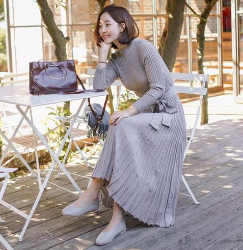 喇叭袖荷叶边镂空毛衣裙怎么搭配：时尚性感女神范