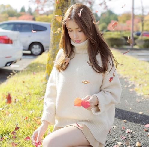 百褶裙搭配宽松套头针织衫：5款简约针织衫推荐