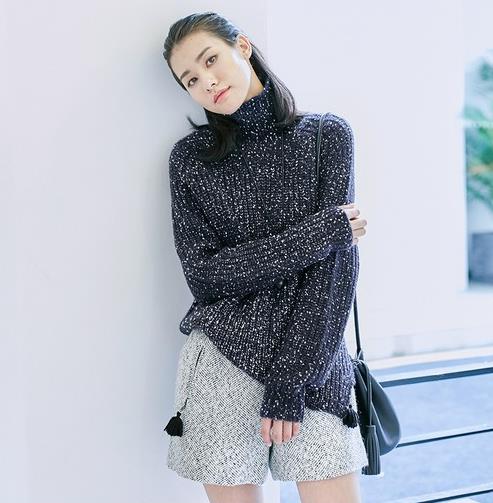 百褶裙搭配宽松套头针织衫：5款简约针织衫推荐