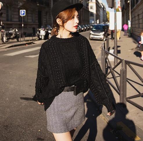 条纹中高领宽松羊毛衫搭配：彰显秋日高端与瑰丽