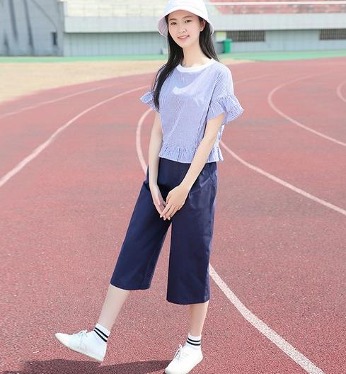 凉鞋搭配一字领开叉背带裤:演绎简约都市轻熟女 凉鞋搭配一字领开叉背带裤:演绎简约都市轻熟女