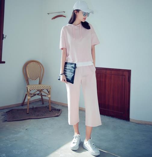 凉鞋搭配一字领开叉背带裤：演绎简约都市轻熟女