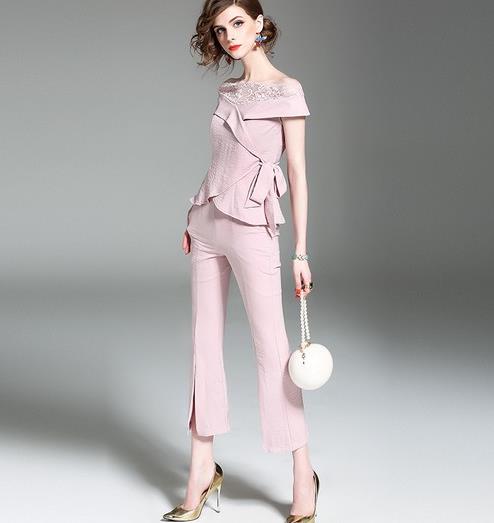 凉鞋搭配一字领开叉背带裤：演绎简约都市轻熟女