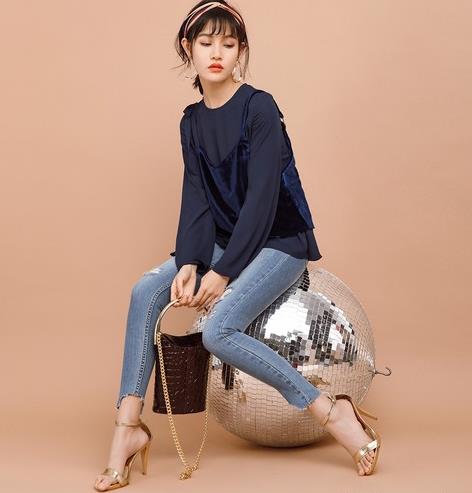 牛仔裤搭配金丝绒背心两件套:性感又时尚(图) 牛仔裤搭配金丝绒背心两件套:性感又时尚(图)