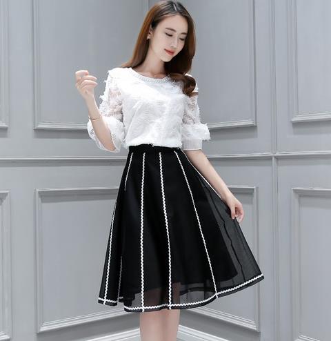 牛仔裤搭配金丝绒背心两件套：性感又时尚（图）