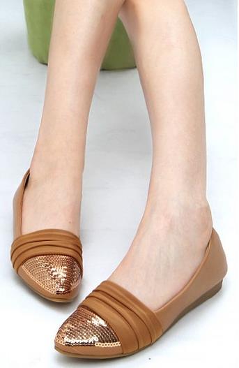 英伦亮片平底单鞋的多种搭配：彰显女性高雅气质