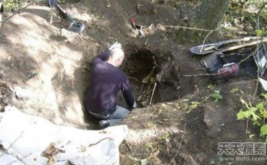 高跟鞋搭配纯色高腰灯笼裤：展现女性时尚优雅气质