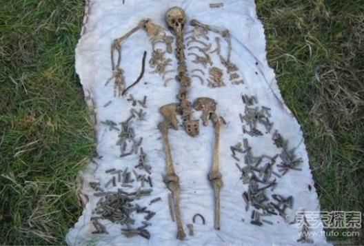 高跟鞋搭配纯色高腰灯笼裤：展现女性时尚优雅气质