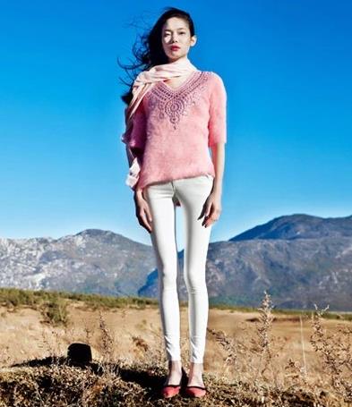 牛仔弹力小脚裤搭配高跟鞋：凸显女性丰满而性感