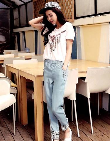 牛仔弹力小脚裤搭配高跟鞋：凸显女性丰满而性感